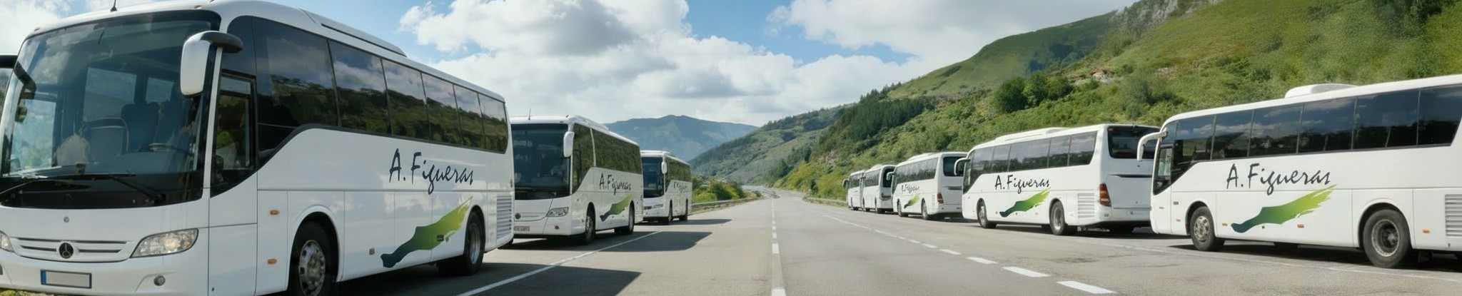 Flota de Autobuses Figueras alineada en una carretera de montaña